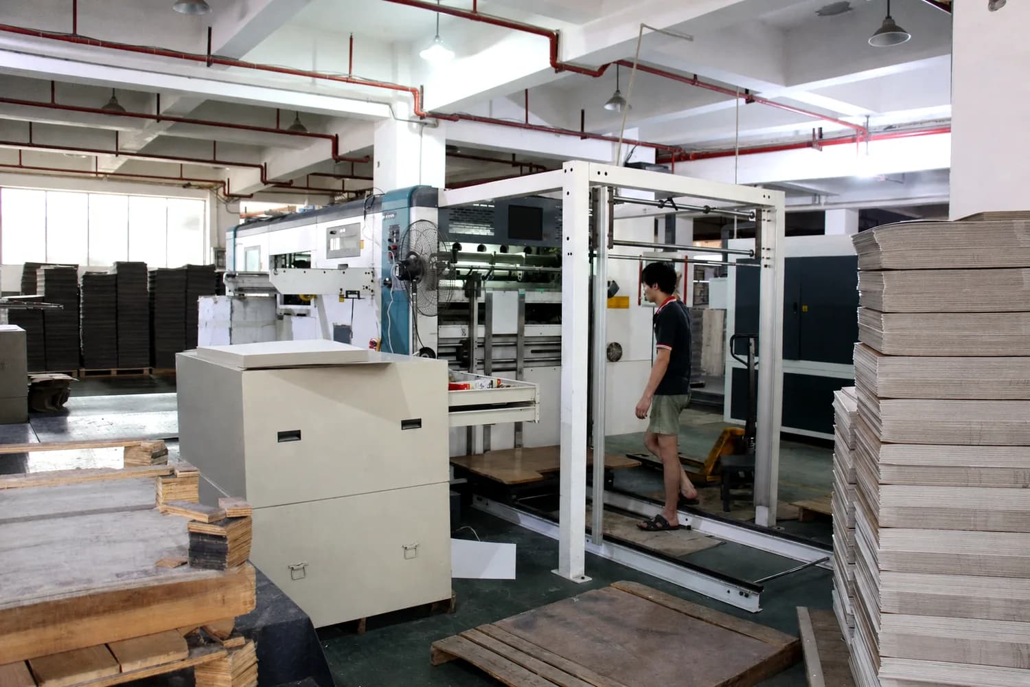 Partner die-cutting workshop preparing paperboard for cake and pastry boxes